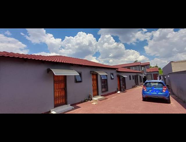 18 BEDROOM HOUSE FOR SALE IN KEMPTON PARK WEST